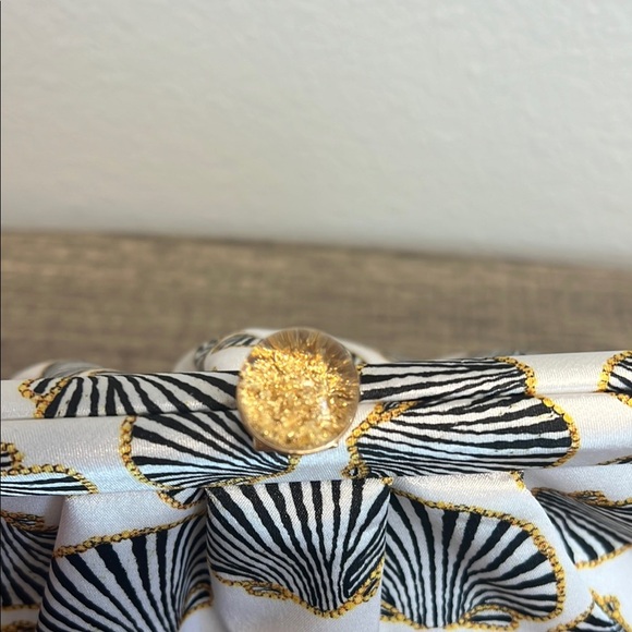 Isaac Mizrahi | Seashell Motif Clutch w/ Crossbody ✨ - Picture 3 of 11
